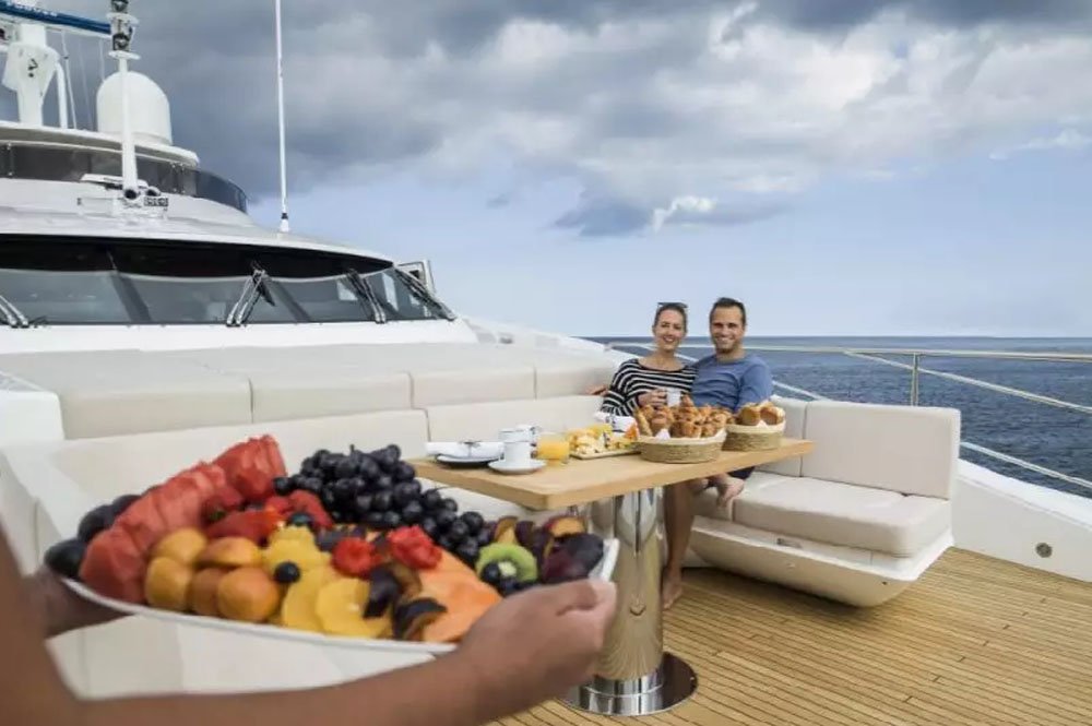Couple having breakfast with Xclusive Superyacht Experience in Dubai