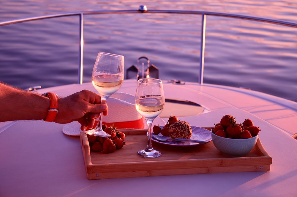 Yacht Tour Dubai with Breakfast